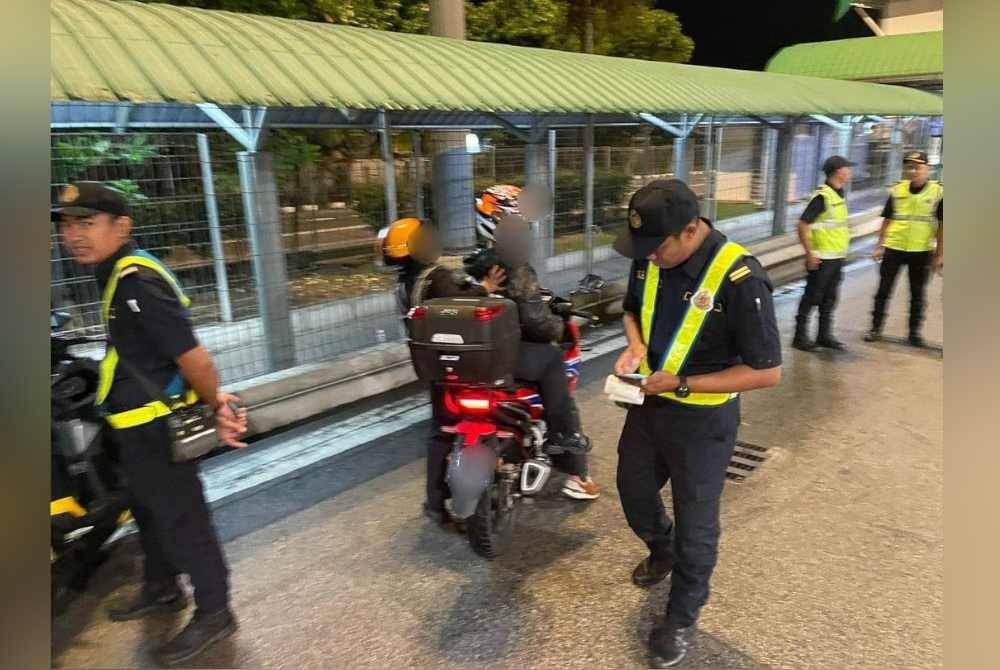 Sebanyak 280 saman dikeluarkan dalam operasi yang dijalankan pada jam 9 malam, 24 Disember sehingga jam 5 pagi, 25 Disember lalu.