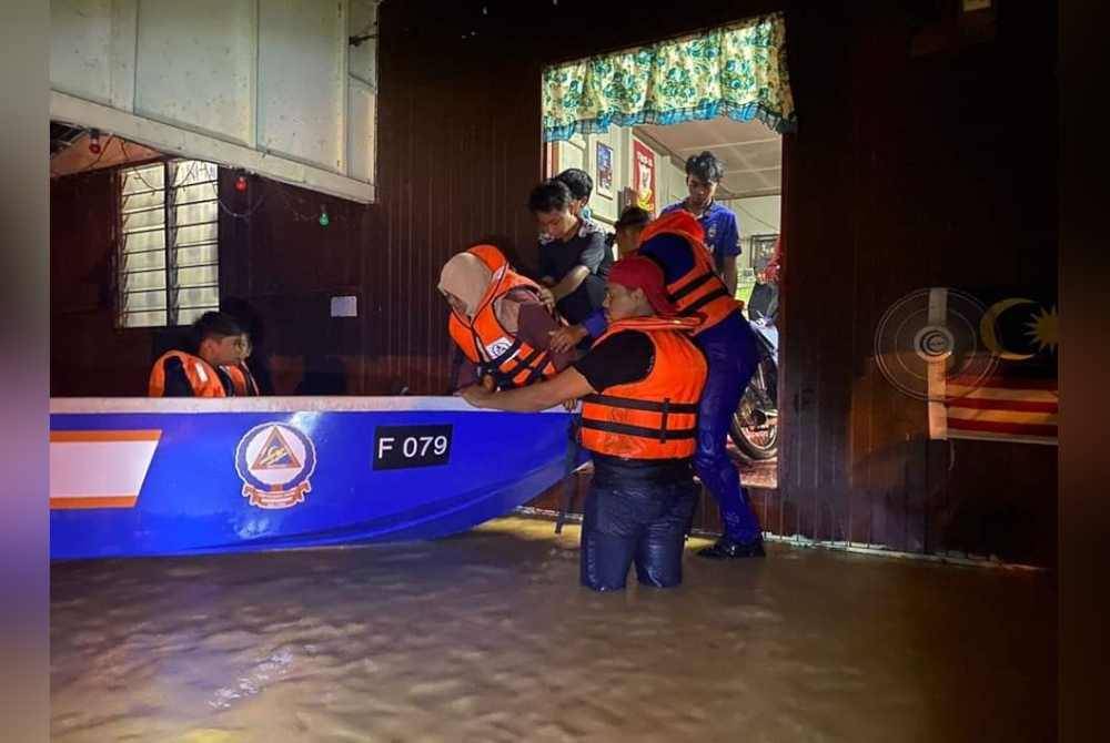 Penduduk yang terlibat dengan banjir dinasihatkan untuk segera berpindah ke pusat pemindahan sekiranya diarahkan oleh pihak berkuasa. - Foto Facebook Wan Rosdy Wan Ismail