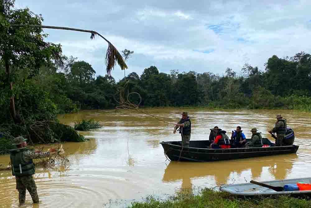 ATM membantu penduduk yang ingin menyeberangi Sungai Kuala Pertang, Kuala Krai.