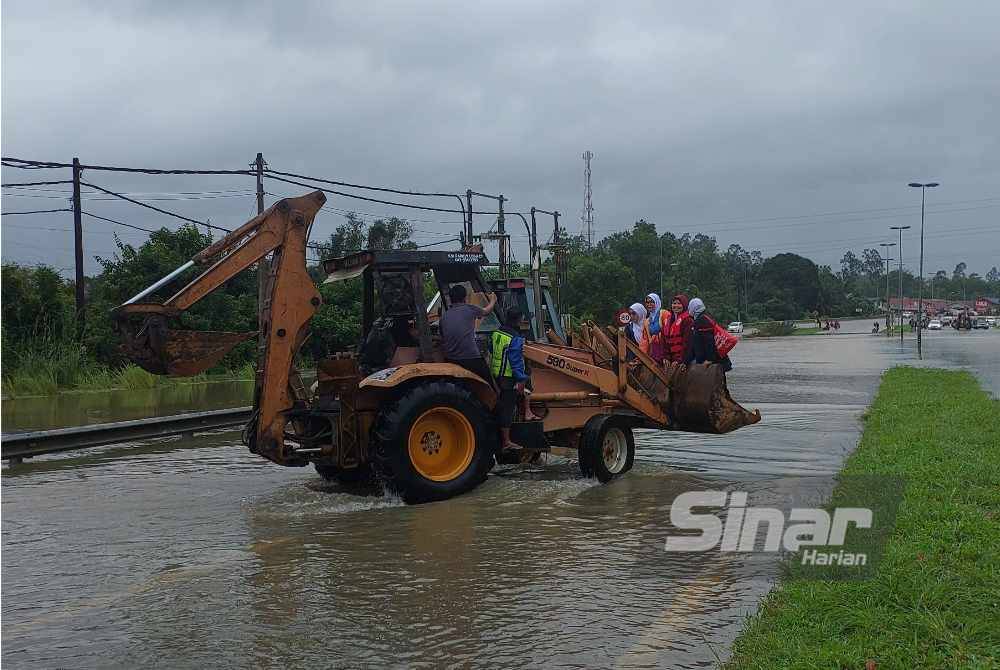Jengkaut turut digunakan untuk membawa kakitangan Hospital Hulu Terengganu.