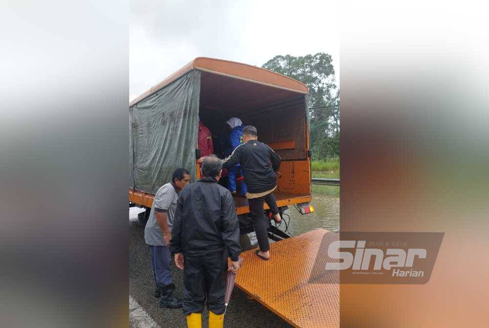 Orang ramai menaiki lori yang disediakan.