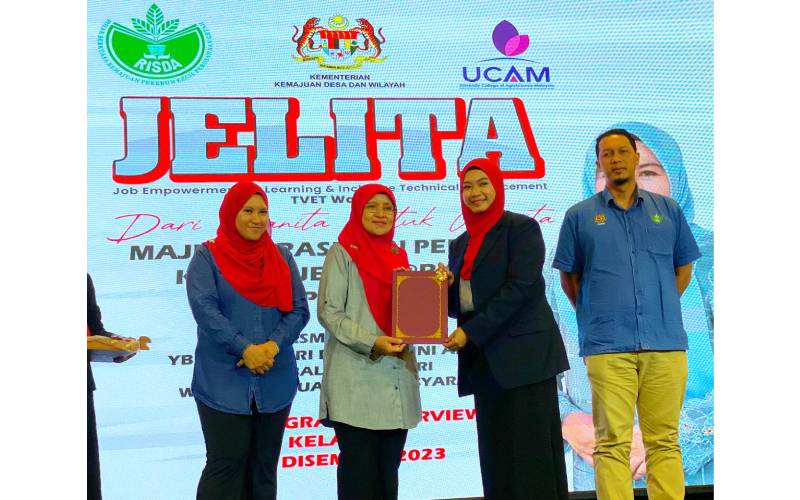 Ketua Eksekutif Kolej Risda Sdn Bhd, Datin Faizatul Akmar Hisan (dua,kiri) menyampaikan sijil kursus kepada peserta.