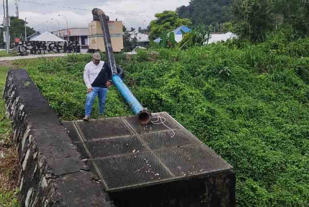 Halif Syareezal meninjau keadaan air saliran di taman perumahan Bukit Rangin pada Selasa.