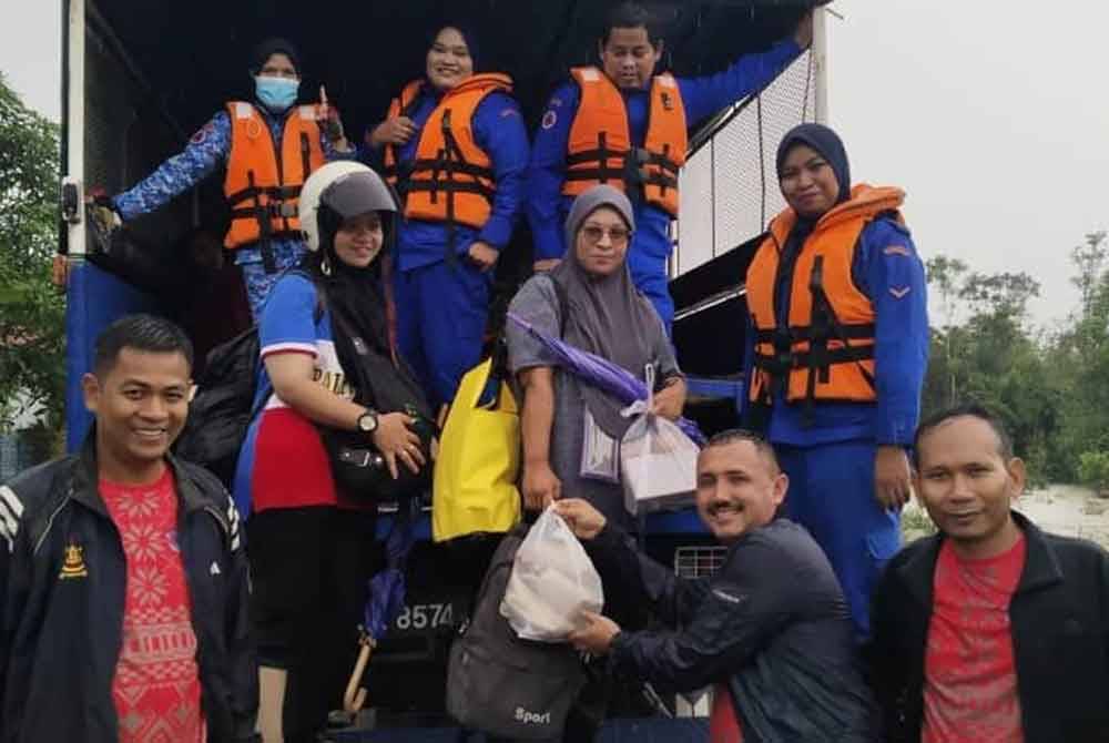 Selain bakul makanan, MySinar turut mengagihkan lebih 300 bungkus nasi kepada mangsa banjir.