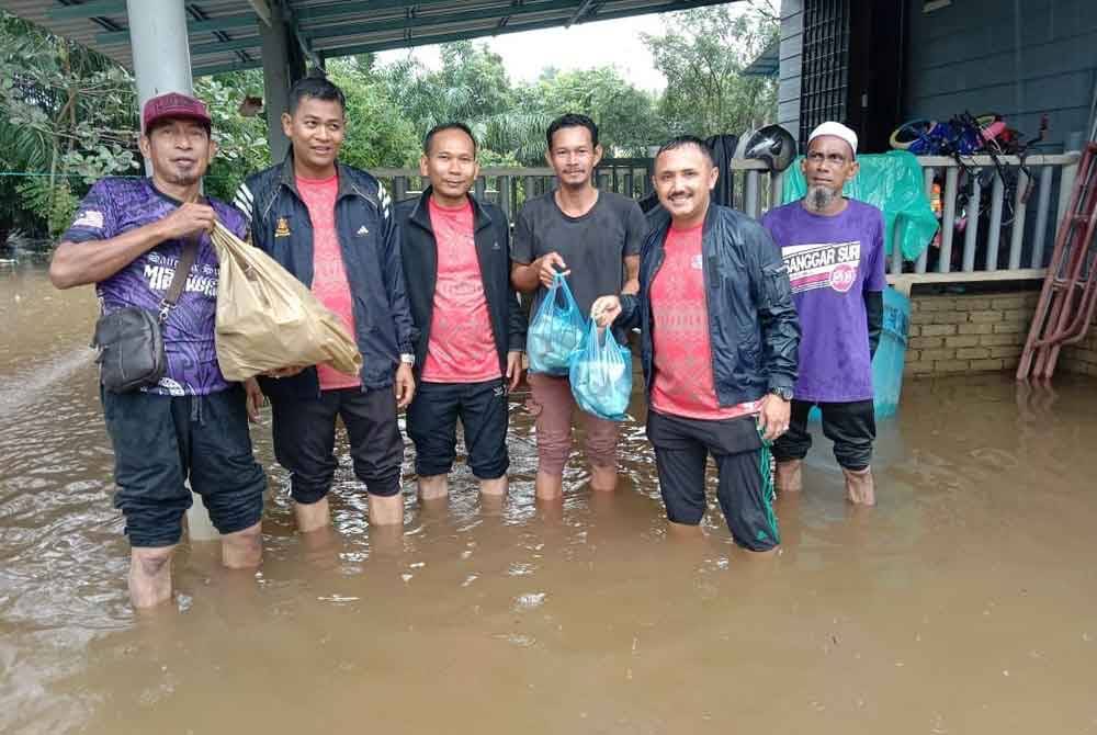 Bantuan disampaikan kepada penduduk di dua kampung iaitu Bakat dan Serongga yang terkesan dengan banjir.