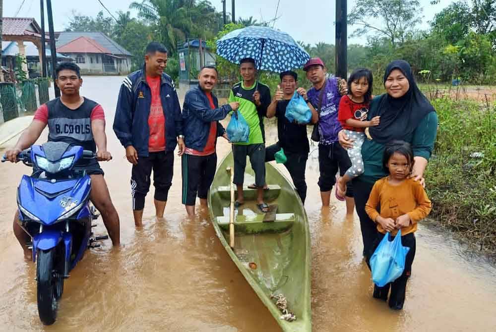 MySinar sanggup meredah banjir bagi mengagihkan bantuan kepada penduduk yang terjejas.