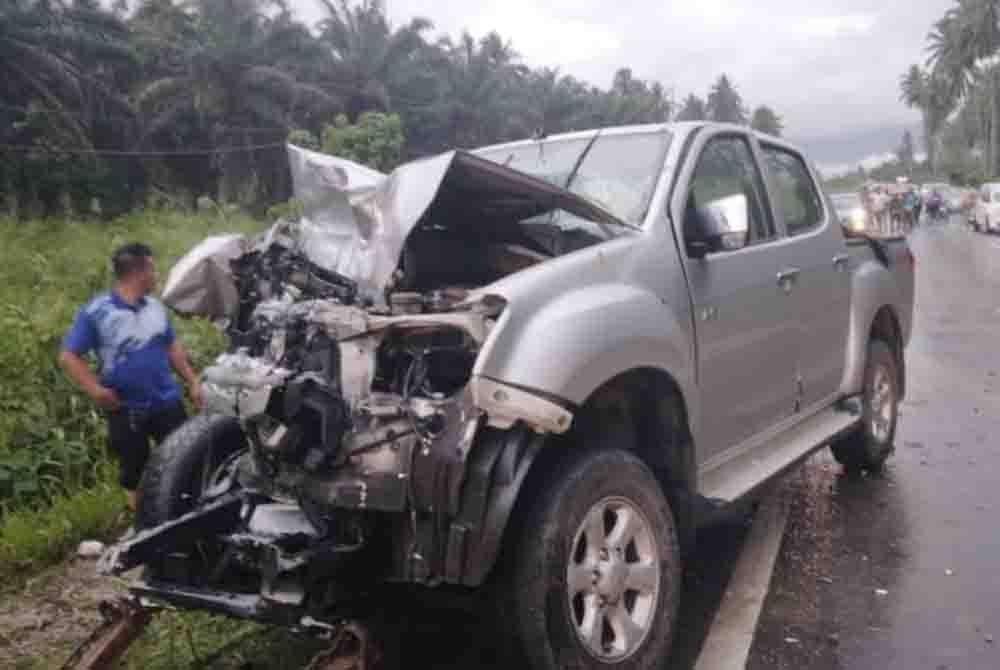 Keadaan kenderaan pacuan empat roda remuk selepas terbabit dalam kemalangan dengan lori tiga tan.