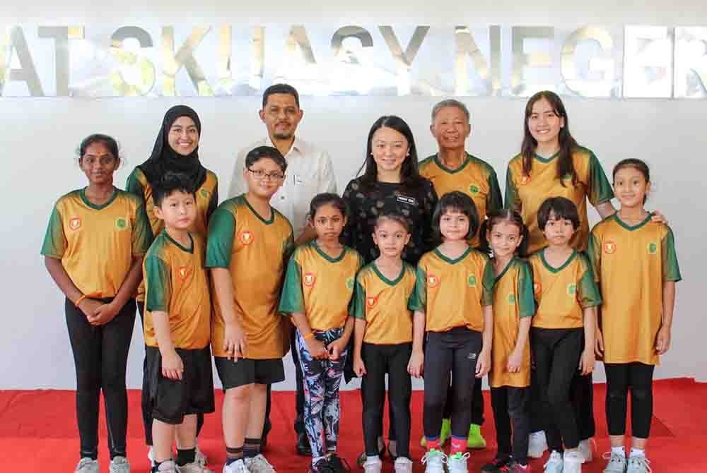 Muhammad Radhi (tiga, kiri) dan Hannah (tengah) bersama pelapis dan atlet Skuasy Kedah ketika majlis penyerahan Pusat Skuasy Kedah pada Isnin lepas.