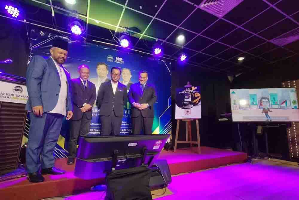 Zulkifli (tiga dari kiri) melihat sedutan video berkaitan buku Garis Panduan Persembahan Seni Berbudaya USIM