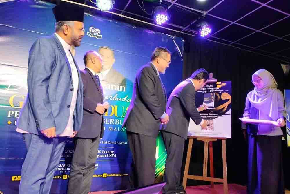 Zulkifli (empat dari kiri) merasmikan buku Garis Panduan Persembahan Seni Berbudaya USIM di Nilai pada Selasa.