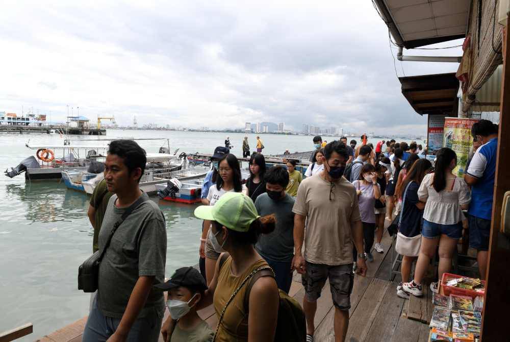 Jeti Chew di Pengkalan Weld iaitu salah satu pusat pelancongan sempena cuti persekolahan, di sini. - Foto Bernama