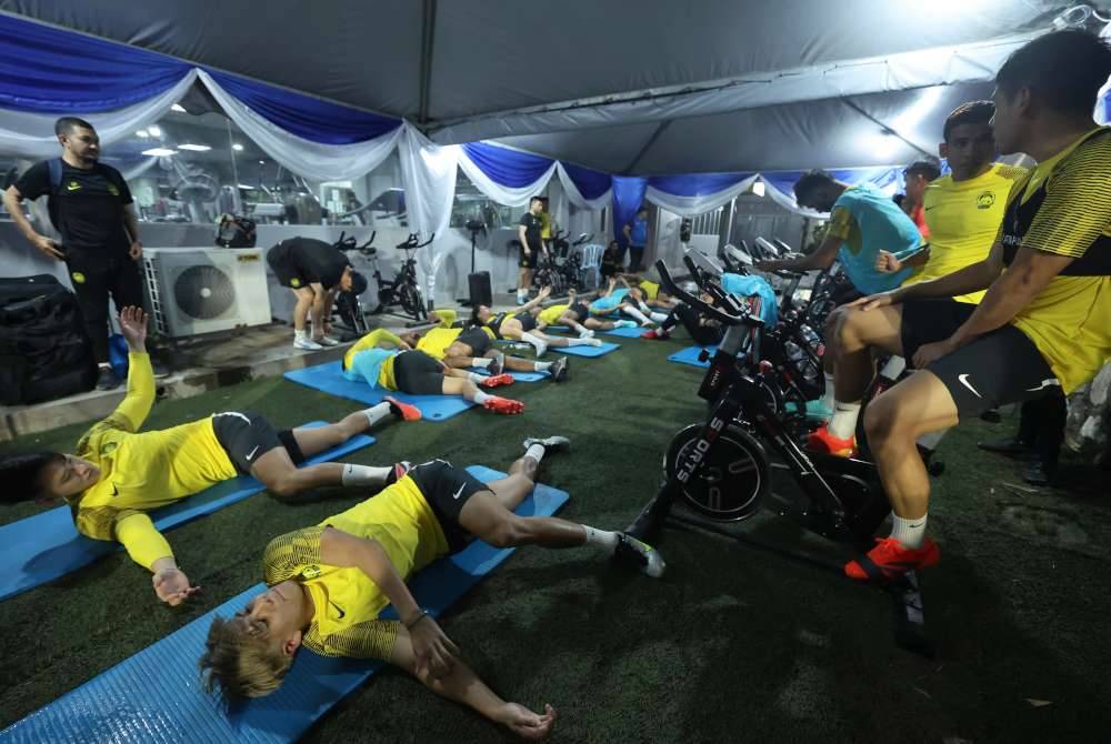 Skuad Harimau Malaya menjalani sesi latihan bagi persediaan menjelang Kejohanan Bola Sepak Piala Asia Qatar 2024 di Wisma FAM pada Selasa. Foto Bernama