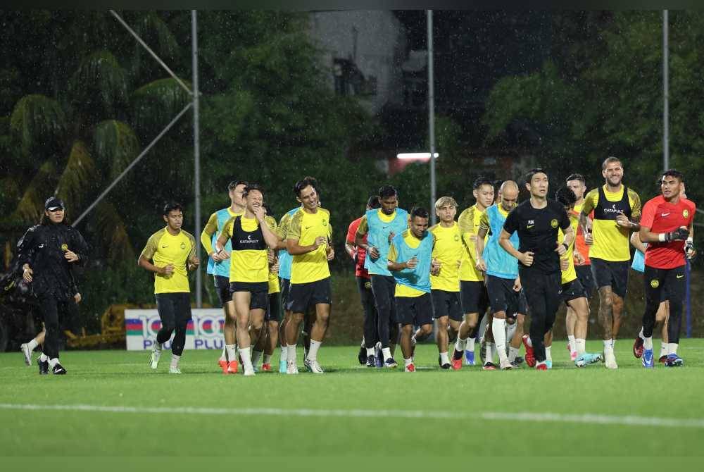 Kim Pan Gon (kiri) memantau skuad Harimau Malaya menjalani sesi latihan bagi persediaan menjelang Kejohanan Bola Sepak Piala Asia Qatar 2024 di Wisma FAM pada Selasa. Foto Bernama