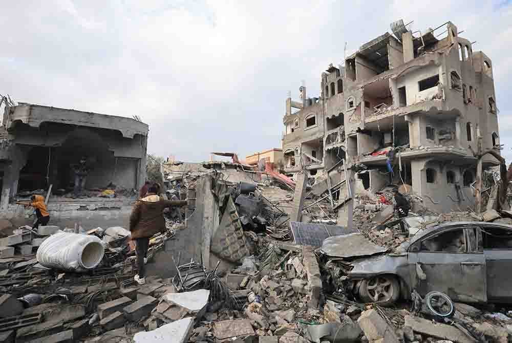 Penduduk memeriksa rumah mereka yang hancur dibedil Israel di kem pelarian
Al-Maghazi. - AFP