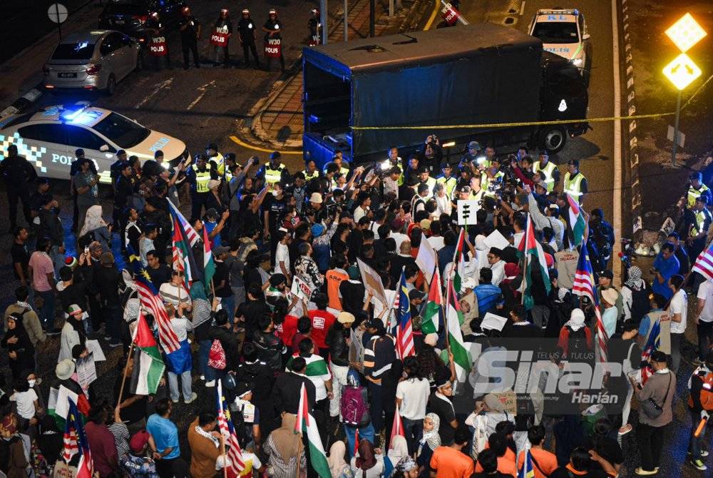 Pegawai dan anggota polis telah digerakkan bagi menjaga keselamatan di sekitar kawasan Kedutaan AS. - Foto Sinar Harian MOHD RAFIQ REDZUAN HAMZAH