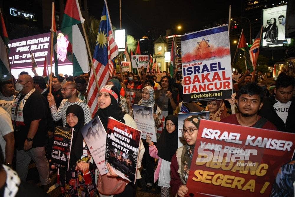 Para peserta himpunan ‘Aksi Bertindak: Kepung Demi Palestin’ berarak dari Menara Tabung Haji hingga ke Kedutaan Besar Amerika Syarikat. - Foto Sinar Harian MOHD RAFIQ REDZUAN HAMZAH
