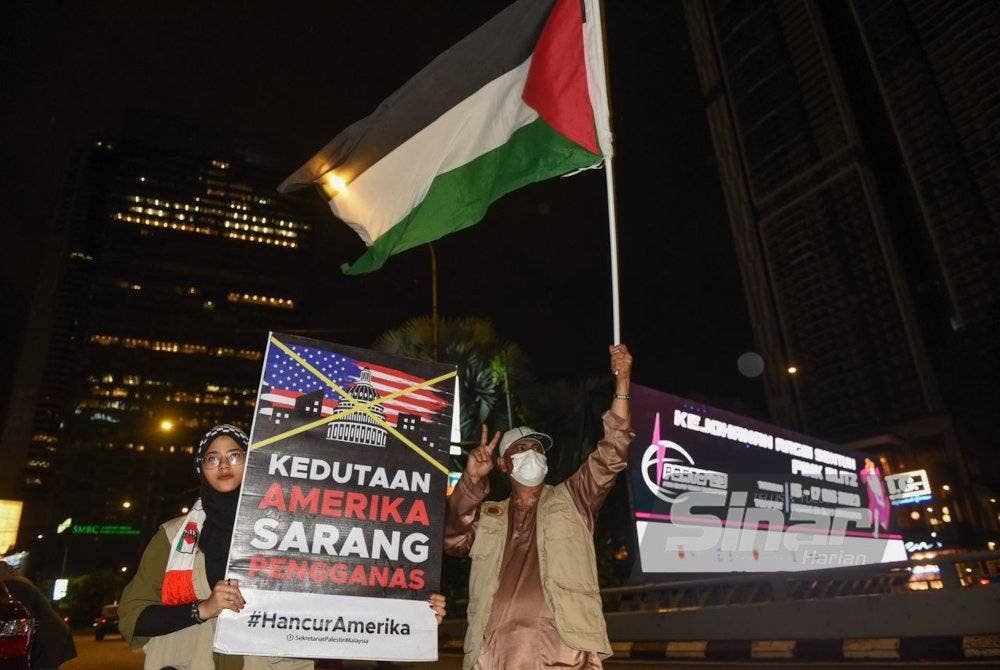 Para peserta himpunan ‘Aksi Bertindak: Kepung Demi Palestin’ berarak dari Menara Tabung Haji hingga ke Kedutaan Besar Amerika Syarikat. - Foto Sinar Harian MOHD RAFIQ REDZUAN HAMZAH