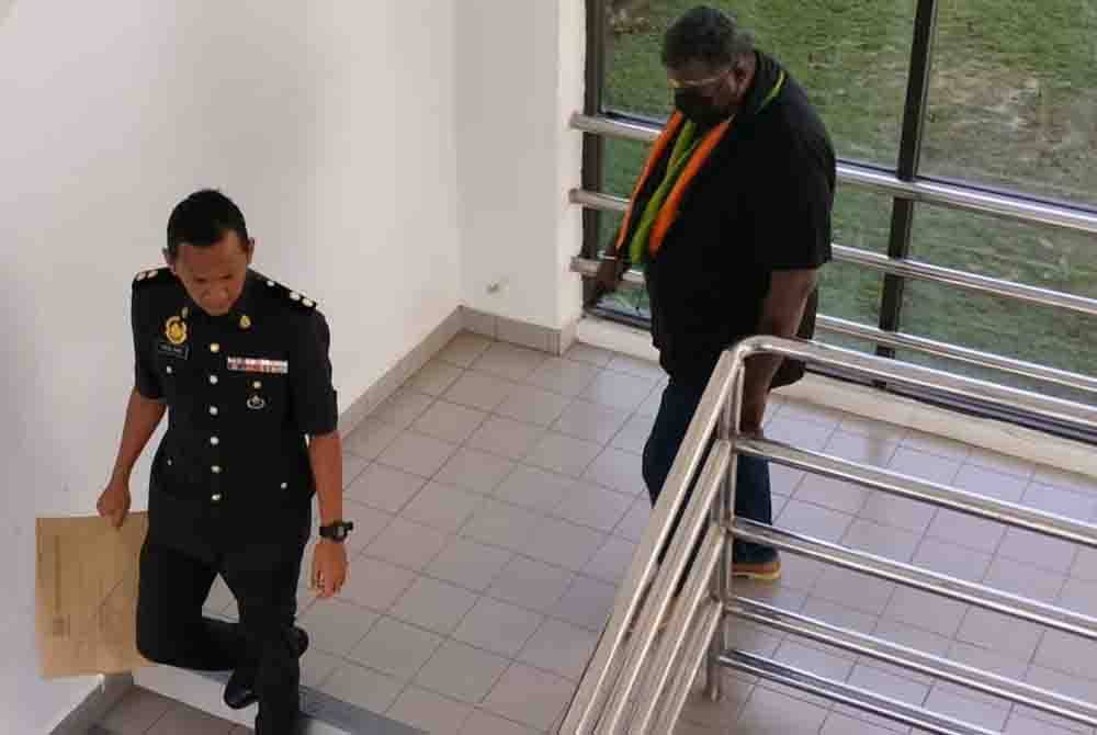 Tertuduh (kanan) dibenar ikat jamin sebanyak RM20,000.