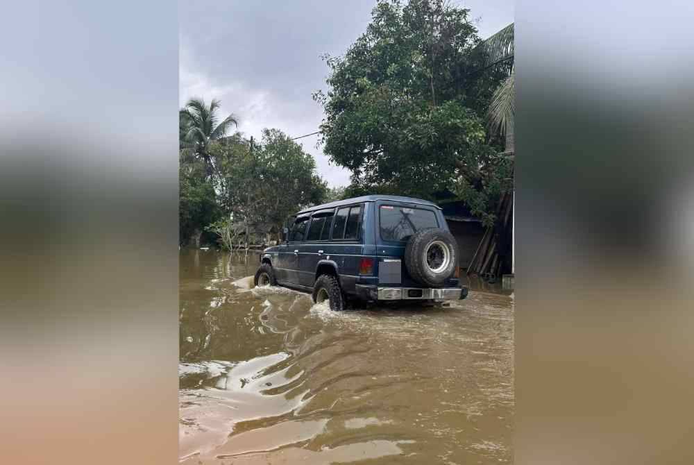 Menerusi perkongsian ADUN Meranti itu, beliau terpaksa menaiki pacuan empat roda untuk keluar dari kawasan kediamannya.