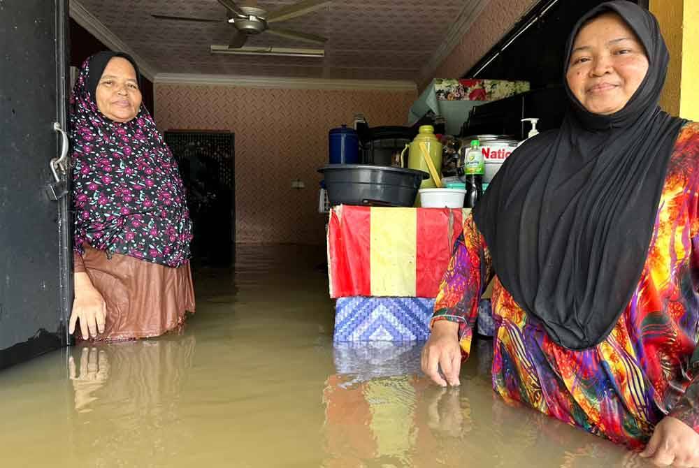 Fadilah (kanan) mengakui setiap kali musim tengkujuh kedai runcitnya sentiasa dilanda banjir selain terpaksa mengeluarkan modal sehingga RM4,000 bagi membaiki kerosakan.