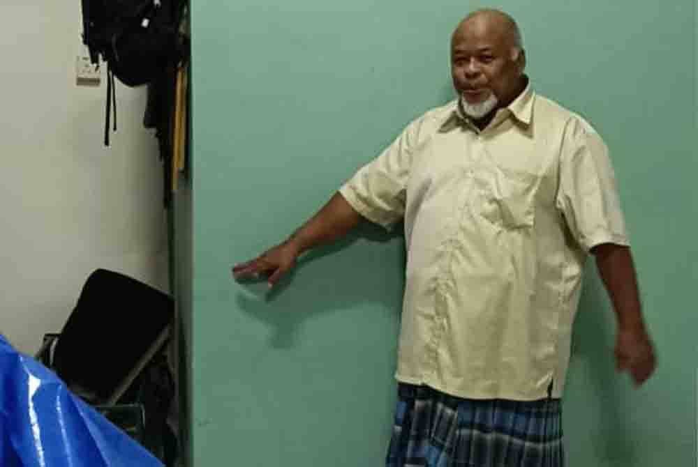 Moh Norddin menunjukkan paras air yang pernah memasuki rumahnya akibat banjir sebelum ini.