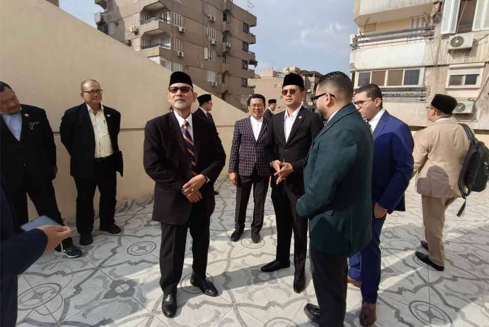 Mohd Fared ( tengah) meninjau asrama pelajar Johor di Kaherah, Mesir yang telah dinaik taraf oleh kerajaan negeri.