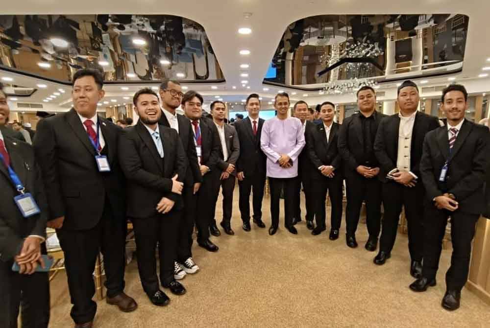 Mohd Fared (tengah) bergambar bersama pelajar Johor di Kaherah.