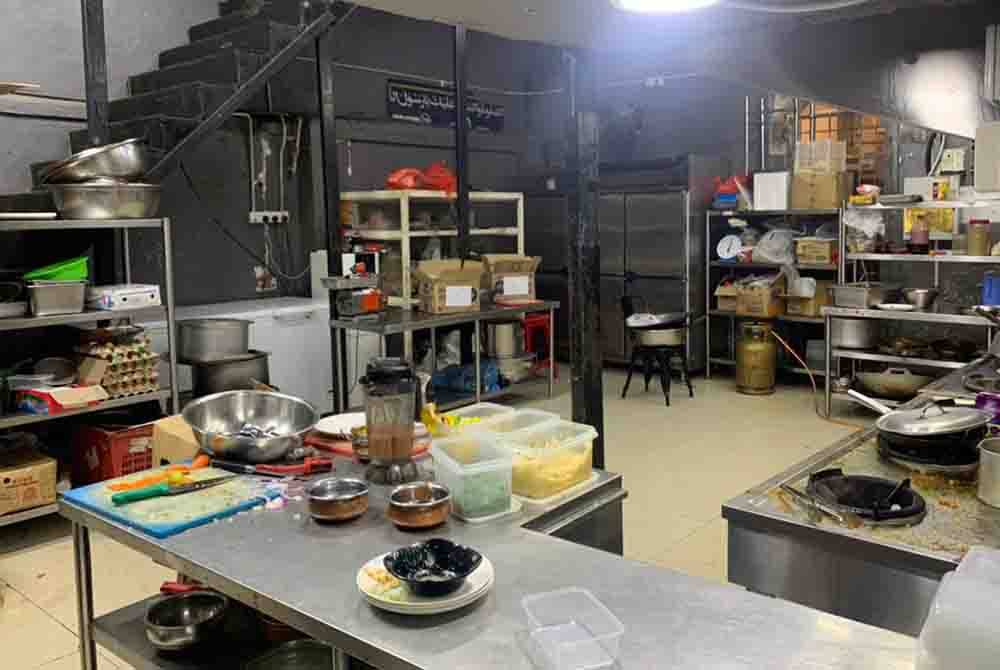 Keadaan dapur salah sebuah restoran berkonsepkan Asia Selatan yang diserbu KPDN Kuala Lumpur di Jalan Ipoh, dekat sini baru-baru ini.