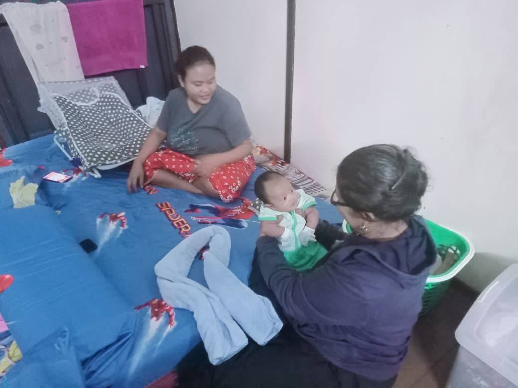 Mangsa banjir yang berlindung di PPS Kompleks Taman Negara Endau Rompin. - Foto APM Johor 