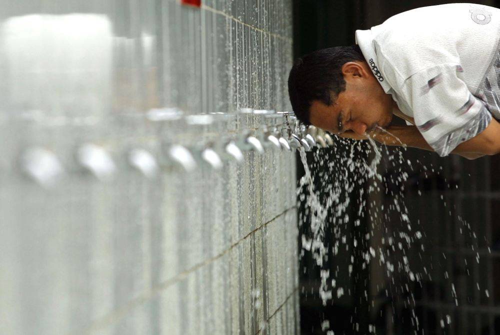 BIASAKAN mengambil wuduk secara ringan terutama apabila bermusafir di tempat sesak atau kurang air.