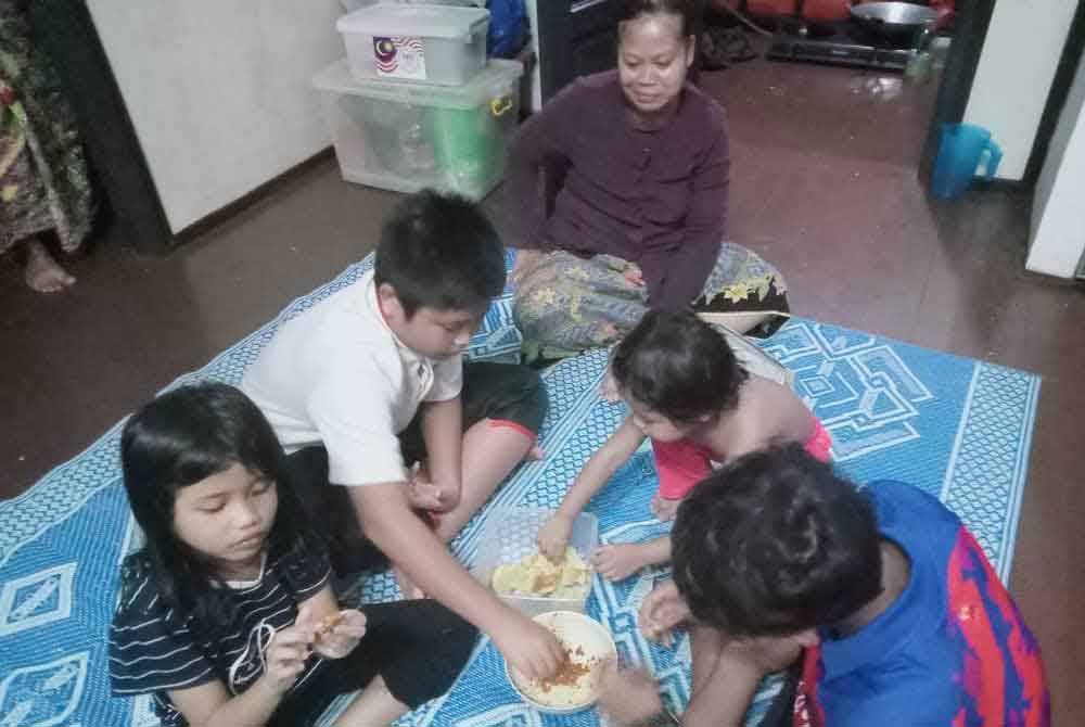 Kanak-kanak sedang menjamu selera ketika berlindung di PPS Kompleks Taman Negara Endau Rompin. - Foto APM Johor