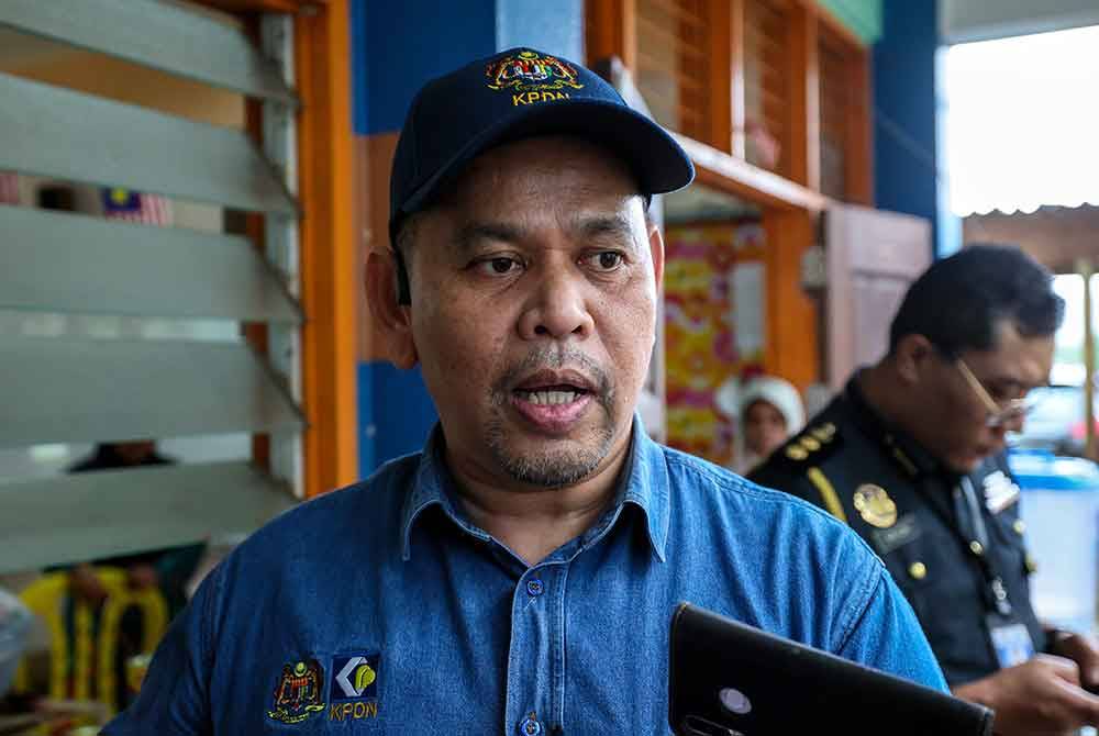 Saharuddin ditemui media selepas menyerahkan sumbangan makanan daripada Sekretariat Food Bank Malaysia di PPS Sekolah Menengah Kebangsaan Menerong, Ajil, hari ini. - Foto Bernama