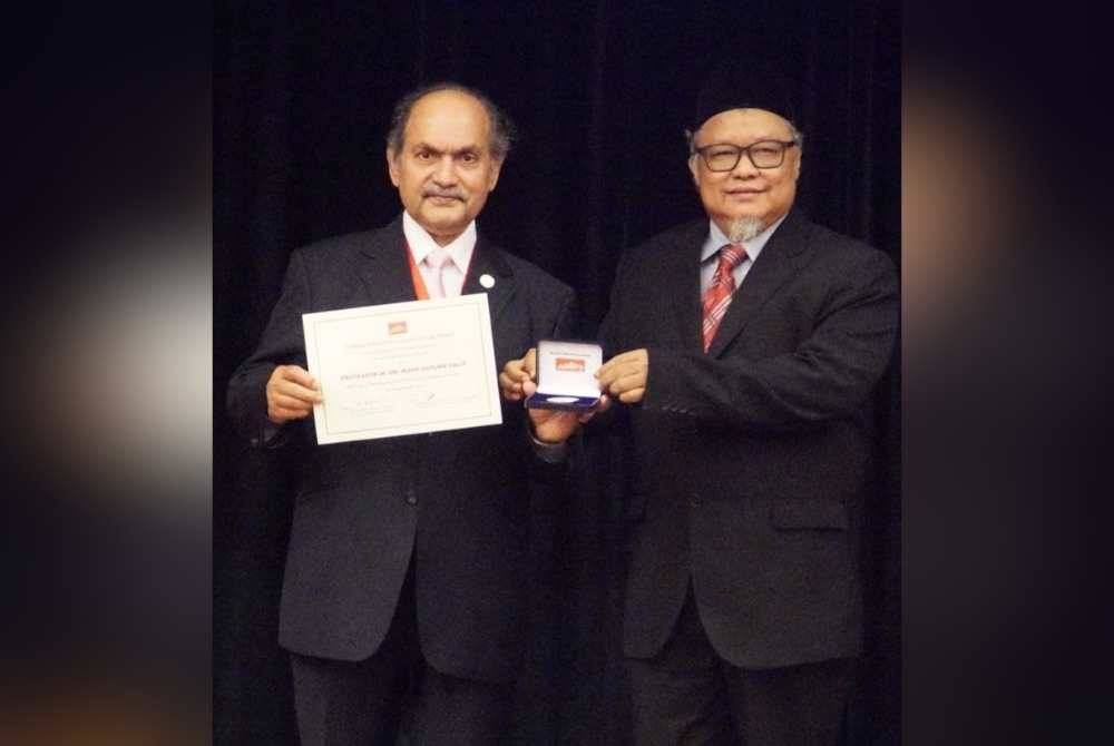 Mohd Sapuan (kanan) mengharumkan nama negara apabila menjadi rakyat Malaysia pertama meraih pingat emas antarabangsa William Johnson dalam AMPT 2023.