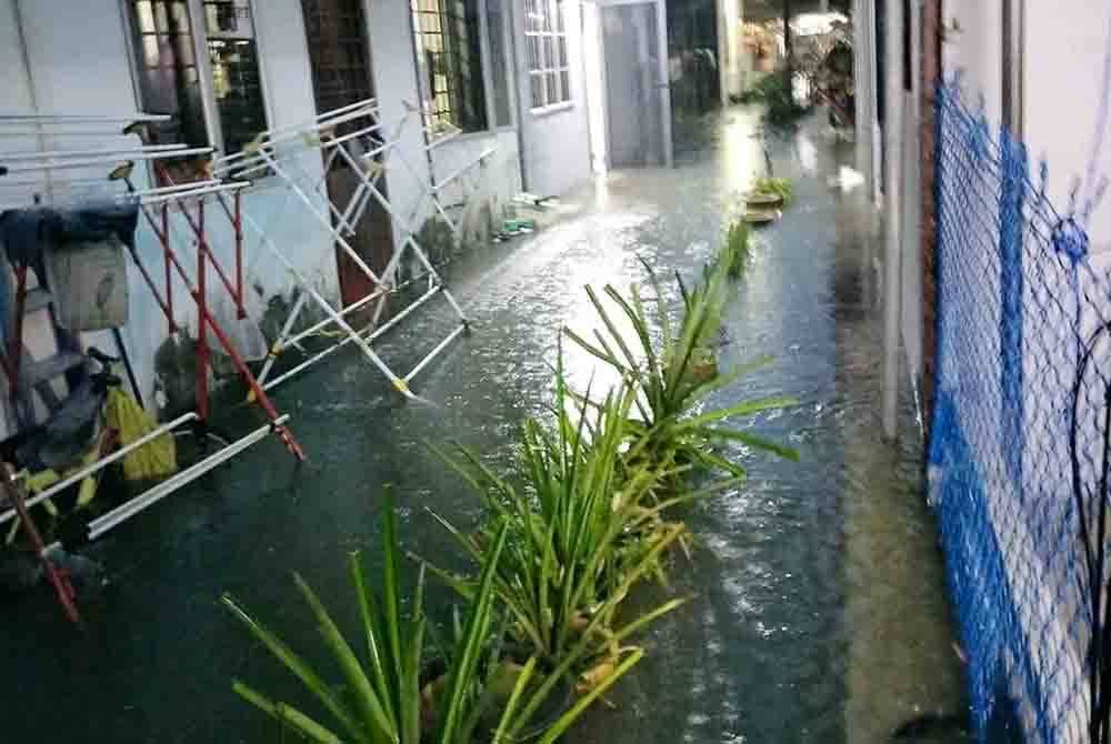 Keadaan rumah penduduk di Taman Padi Emas Tanjong Karang di sini dinaiki air pada Selasa.