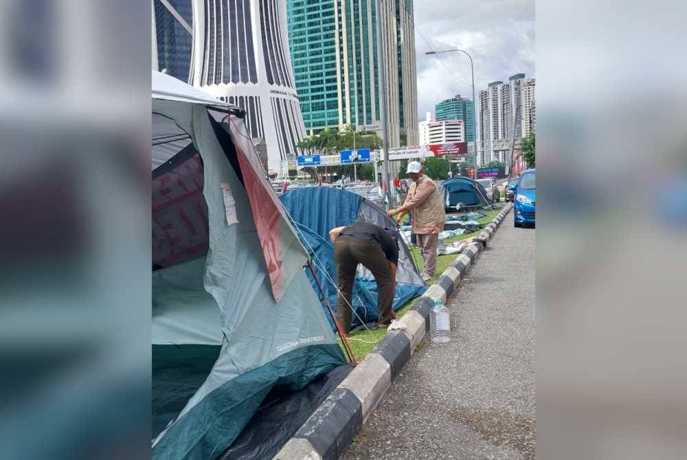 Peserta piket 'Kepung Demi Palestin' mendirikan semula khemah sejak pagi tadi.