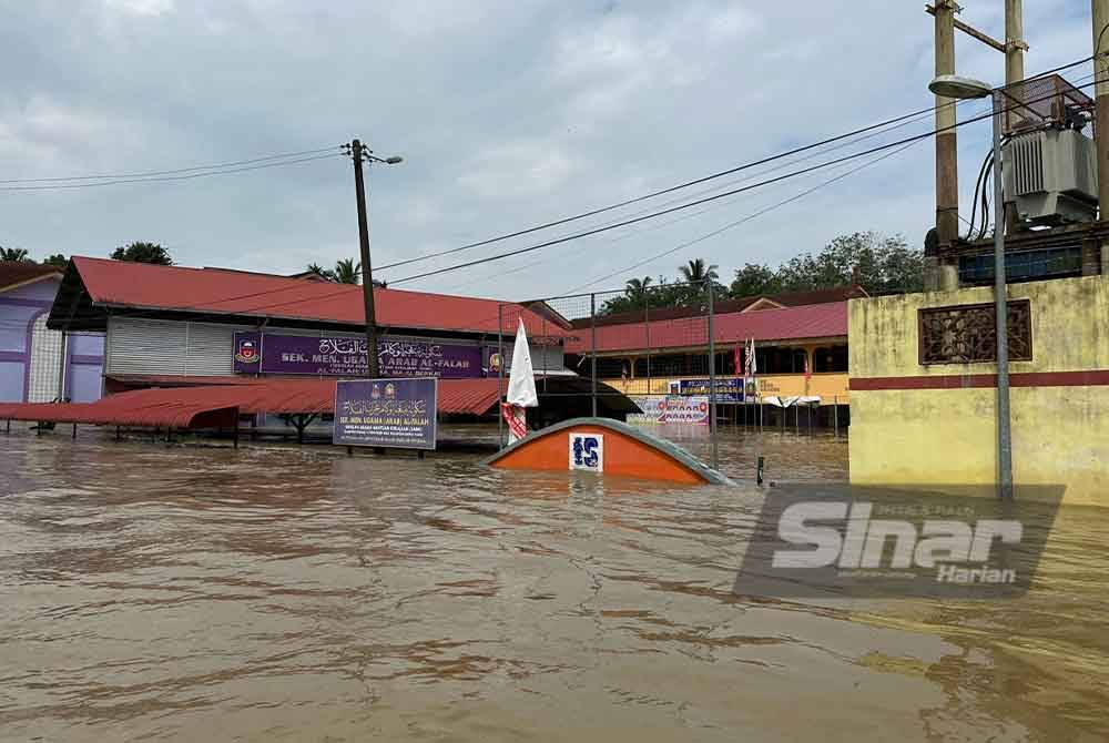 Banjir menenggelamkan sekolah di Mukim Siram.