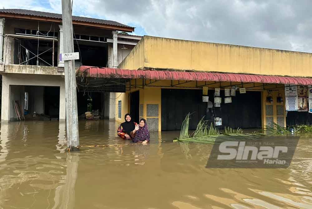 Penduduk di Kampung Siram yang terjejas banjir.