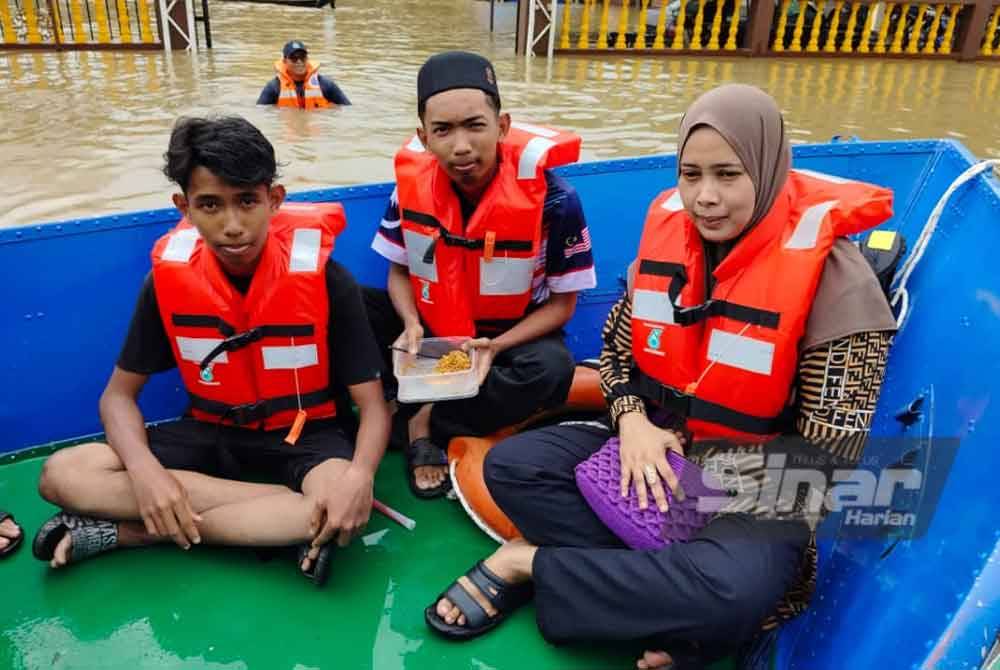 Rosmaliza (kanan) bersama anak-anaknya berpindah ke PPS.