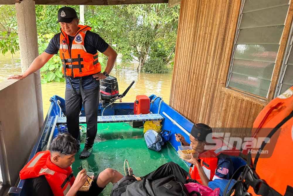 Mangsa mengambil peluang makan atas bot ketika dipindahkan ke PPS.