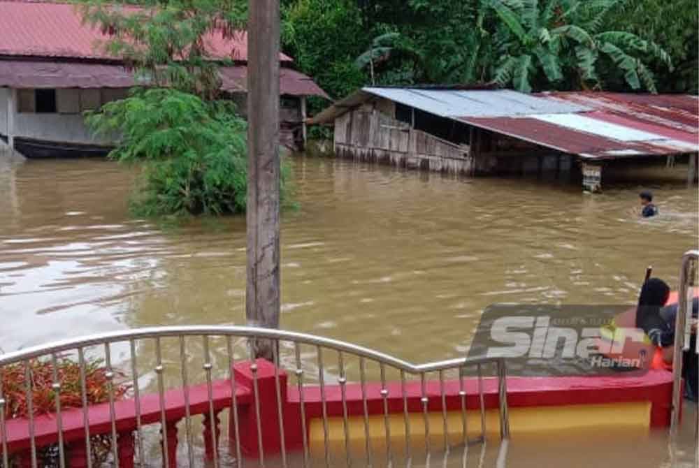 Keadaan banjir di Kampung Lachang.