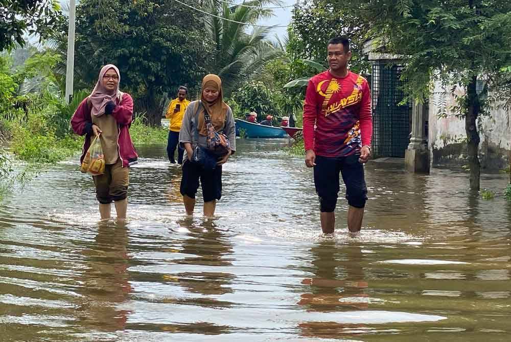 Sara (tengah) dan ahli keluarga memilih keluar ke PPS lebih awal.