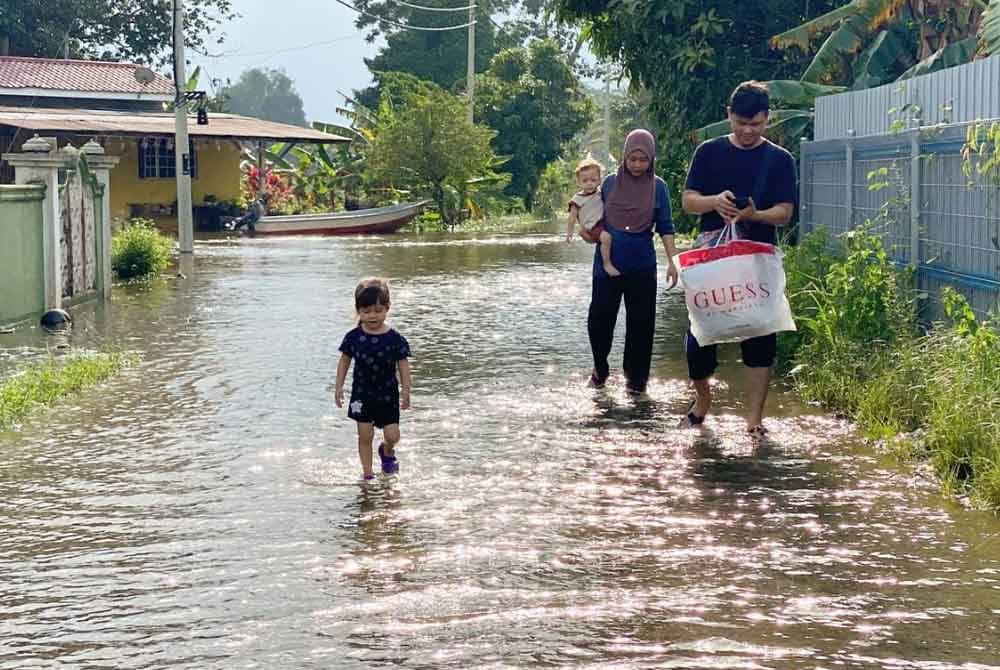 Noraini dan keluarga dari Kampung Telaga Bata, Tumpat membuat keputusan untuk berpindah selepas melihat paras air semakin naik.