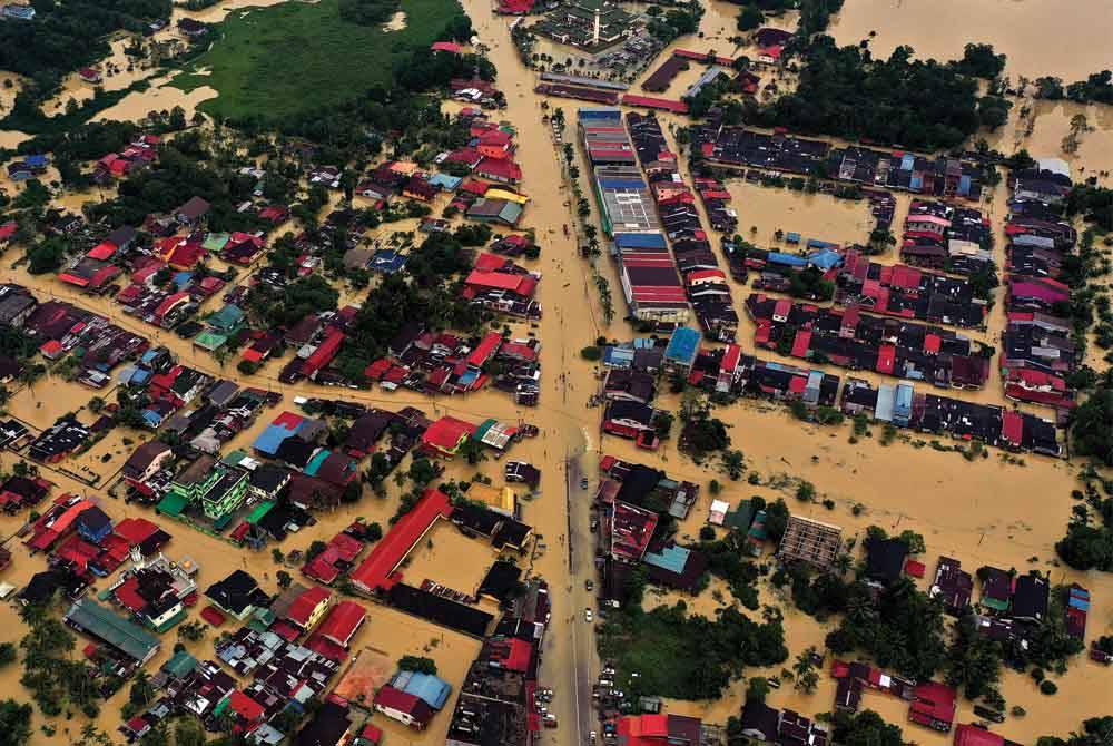 Keadaan pekan Rantau Panjang, Pasir Mas yang masih ditenggelami banjir ketika tinjauan pada Rabu. Foto Bernama