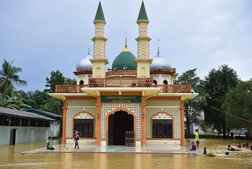 Sebuah masjid dikelilingi air selepas hujan lebat melanda wilayah Narathiwat baru-baru ini.