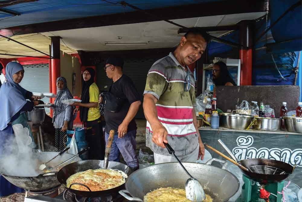 Penduduk tempatan menyediakan masakan kepada mangsa banjir di Ban Yakang, Mueang, Narathiwat.