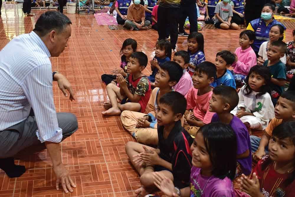 Perdana Menteri Thailand, Srettha Thavisin berbual dengan kanak-kanak yang mendapatkan perlindungan di pusat penempatan sementara di daerah Rangae, Narathiwat.