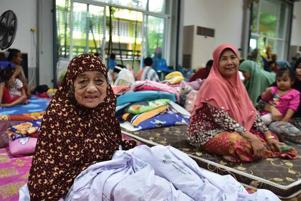 Penduduk terjejas ditempatkan di pusat perlindungan sementara di daerah Rangae, Narathiwat.
