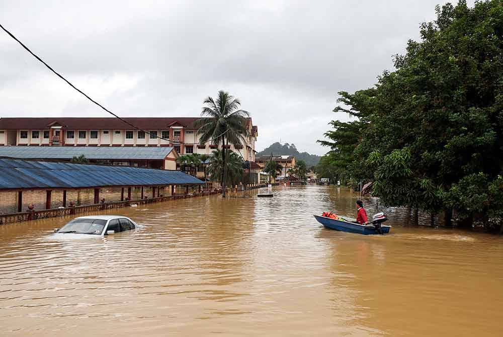 Keadaan sebuah kereta yang ditenggelami banjir akibat hujan lebat semasa tinjauan hari ini. - Foto Bernama