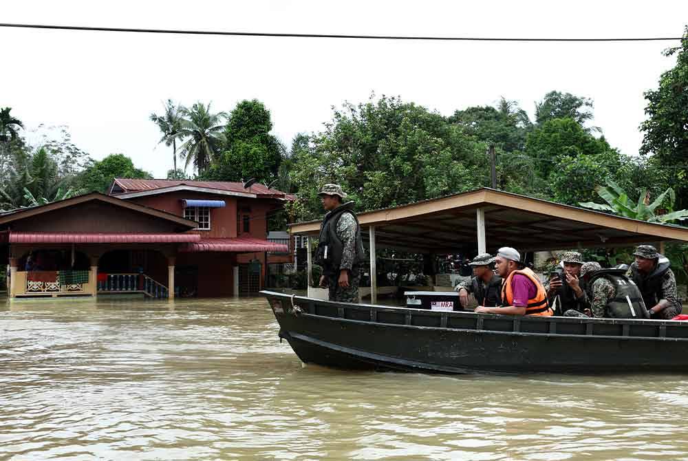 Anggota Batalion 21 Rejimen Askar Melayu Diraja (21 RAMD) Briged Kelapan Infantri Malaysia bertindak sebagai 'first responder' memasuki Kampung Tasik Ulu, Kampung Tasik Ilir dan Kampung Bendang Guchil yang masih terjejas akibat banjir untuk menghantar barangan keperluan asas kepada mangsa. - Foto Bernama