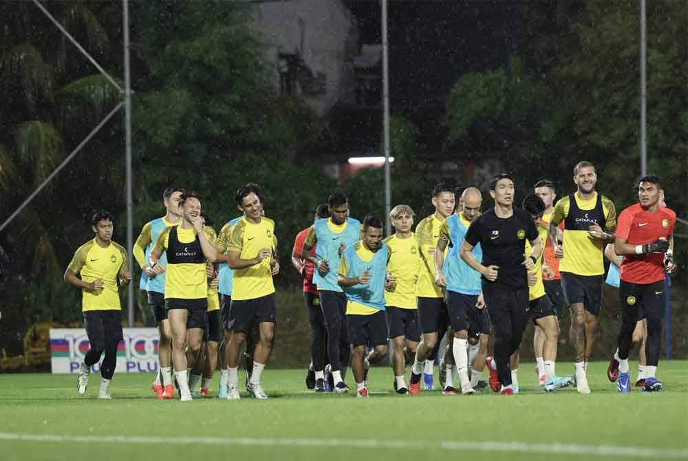 Kim Pan Gon (kiri) memantau skuad Harimau Malaya menjalani sesi latihan bagi persediaan menjelang Kejohanan Bola Sepak Piala Asia Qatar 2024 di Wisma FAM pada Selasa. - Foto Bernama